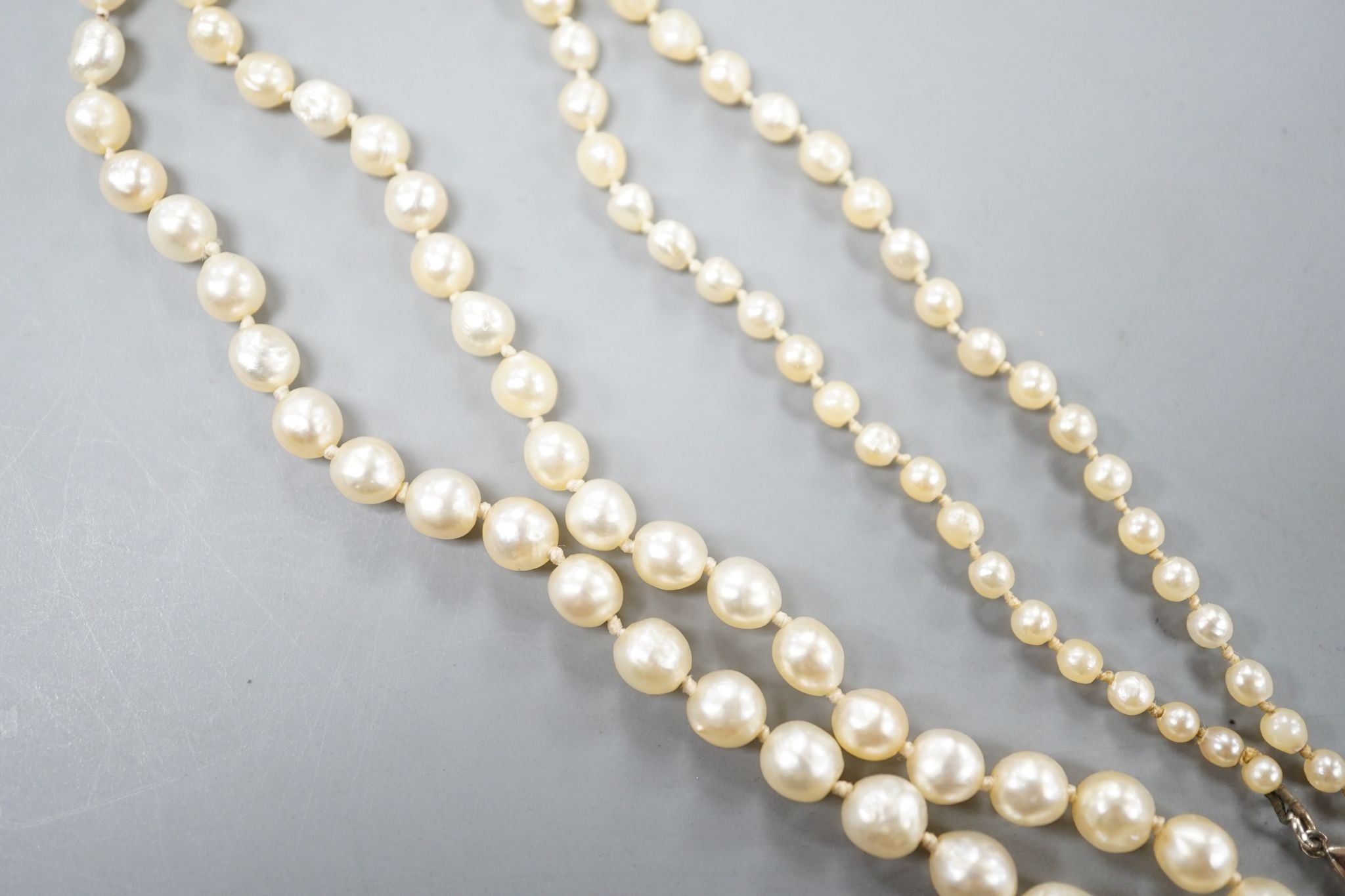 A single strand graduated baroque cultured pearl necklace, 50cm string a.f.